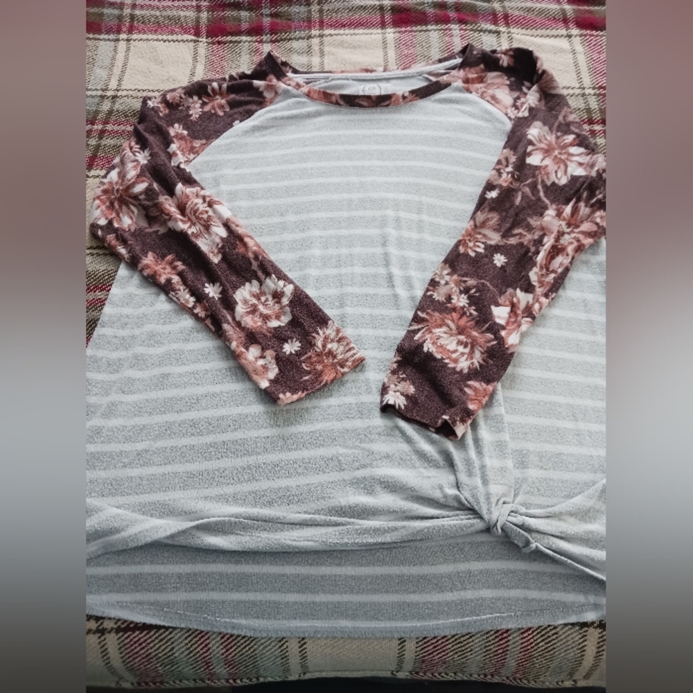EXCELLENT CONDITION! Maurices Knot Hem Shirt.